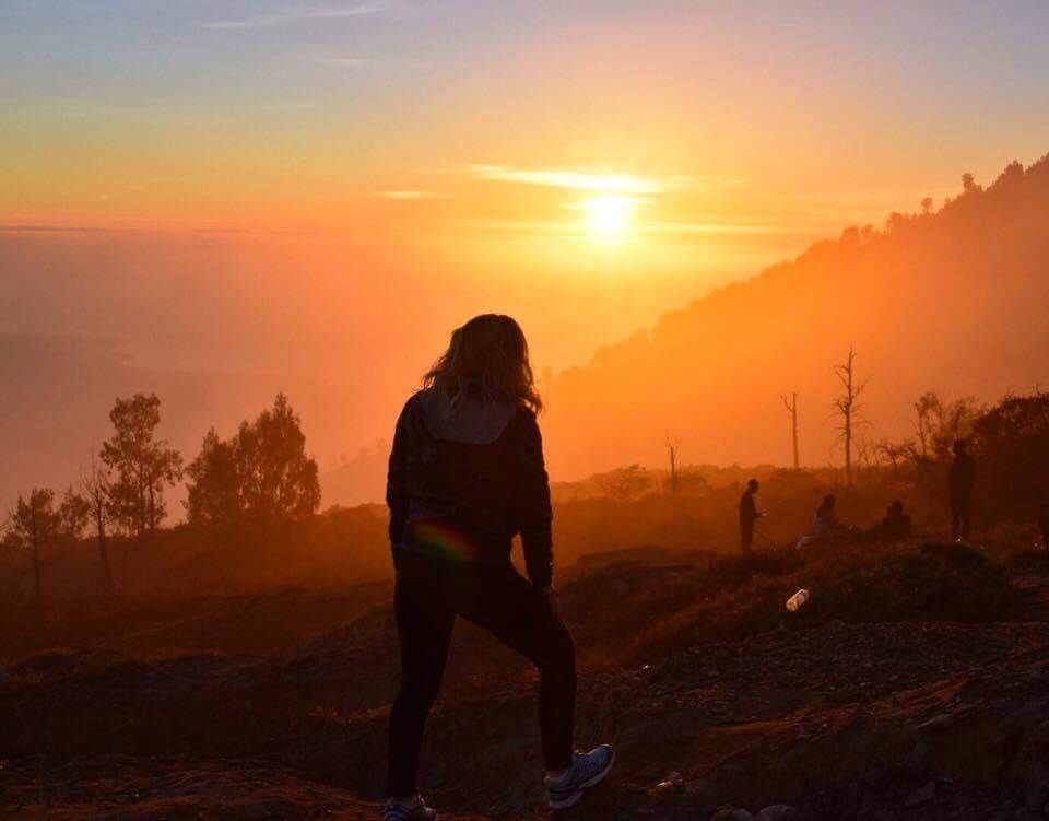 Sunrise di Gunung Ijen via gretastravelcom, Mengenal Jalur Pendakian Menuju Ke Kawah Ijen, Pesona Kawah Ijen yang Memanjakan Mata, Menikmati Fenomena ‘Blue Fire’ yang Mempesona, Tips Berburu “Blue Fire” di Gunung Ijen, Aneka Persiapan Sebelum Pendakian Ke Kawah Ijen
