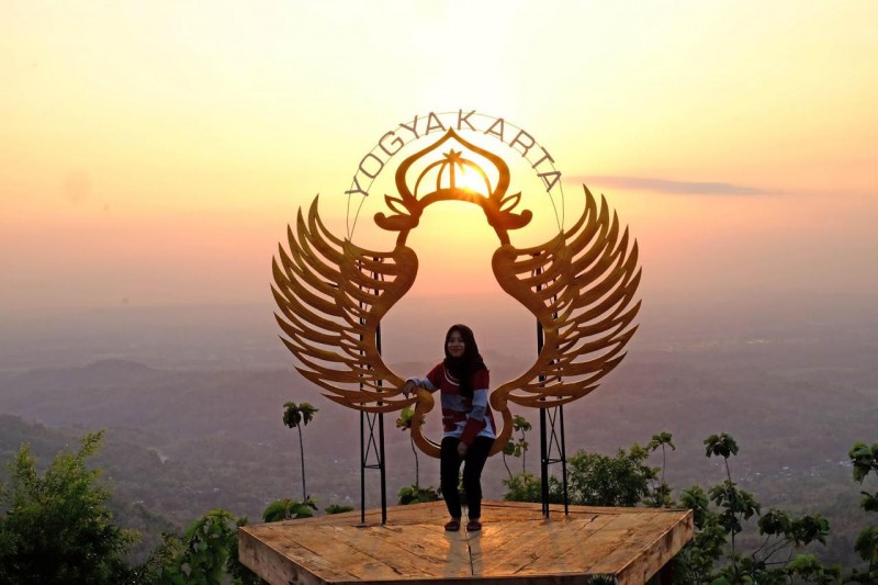 Sunset di puncak songgo langit via Pesonaindonesia, Sejarah Singkat Seribu Batu Songgo Langit, Lokasi Seribu Songgo Langit “Rumah Hobbit”, Rute Menuju Lokasi Seribu Batu Songgo Langit, Harga Tiket Masuk Seribu Batu Songgo Langit, Fasilitas di Kawasan Wisata Seribu Batu Songgo Langit, Pesona Seribu Batu Songgo Langit