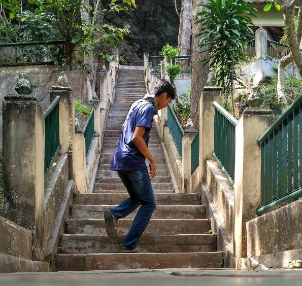 Tangga Menuju Goa Selarong via IG @aghostri, Sejarah Gua Selarong, Lokasi Gua Selarong, Rute Menuju Lokasi Wisata Gua Selarong, Gapura dengan Patung Pangeran Diponegoro, Harga Tiket Masuk Gua Selarong, Fasilitas Di Gua Selarong Jogja, Pesona Wisata Gua Selarong, Tips dan Saran