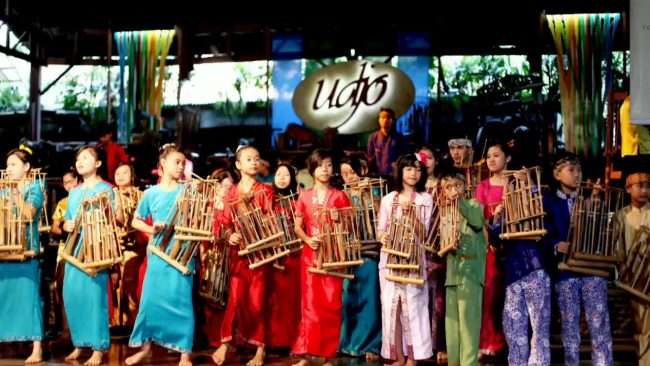 Bermain Angklung via Youtube, Mengenal Sejarah Saung Angkung Udjo, Alamat Saung Angklung Udjo , Rute Angkutan Umum ke Saung Angklung Udjo, Harga Tiket Masuk ke Saung Angklung Udjo , Aneka Macam Pertunjukan Seni di Saung Angklung Udjo, Belajar Seni ke Saung Angklung Udjo, Belanja Souvenir, Wisata Kuliner Dapoer Angklung, Inilah Manfaat Belajar Angklung