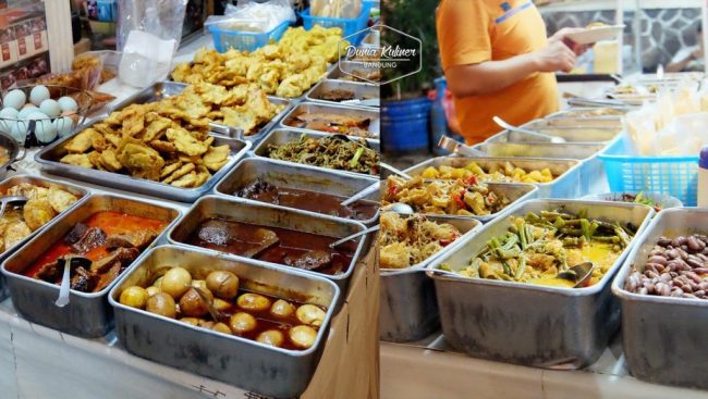 Ceu Mar, 1. Sudirman Street Day and Night Market, 2. Bakso Cuanki dan Batagor Serayu, 3. Paskal Food Market, 4. Waroeng Setiabudhi, 5. Cisangkuy Food Street, 6. Mie Kocok Mang Dadeng, 7. Cibadak Food Street, 8. Bubur Ayam Gibbas, 9. Zona Merah, 10. Sate Hadori, 11. Nasi Kalong, 12. Seafood Kiloan Bang Bopak, 13. Seafood Mas Gondrong, 14. AA Bistik, 15. Sate Anggrek 4A, 16. Warung Nasi C’Mar, 17. Nasi Kuning Pasir Koja, 18. Roti Bakar 234 Gang Kote, 19. Perkedel Bondon, 20. Lotek Macan Bandung, 21. Cireng Cipaganti Abah