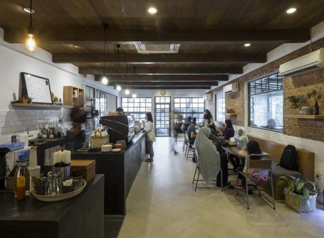 Dua Coffee Shop via Manual, 1. Bakoel Koffie Cikini, 2. Lucky Cat Coffee & Kitchen, 3. Anomali Coffee – Senopati, 4. Walking Drums, 5. Monolog Coffee Company Plaza Senayan, 6. Giyanti Coffee Roastery, 7. First Crack Coffee, 8. Saudagar Kopi Sabang, 9. 1/15 Coffee, 10. Journey Coffee, 11. Dua Coffee Shop, 12. Six Ounces Coffee, 13. Yan Kedai Kopi, 14. Tanatap Coffee Ampera, 15. Kopi Kalyan, 16. ST ALi Jakarta, 17. Djournal Coffee, 18. Gordi HQ, 19. Shoot Me In The Head Coffee Bar and Roastery, 20. Goffee Jakarta, 21. Upstairs Coffee Signature, 22. Crematology, 23. Chief Coffee Jakarta, 24. Fillmore Coffee, 25. Nitro Coffee, 26. Kopi Manyar, 27. Pigeonhole Coffee, 28. Titik Temu Coffee, 29. Trafique Coffee, 30. Say Something Coffee, 31. 7 Speed Coffee, 32. OMBÉ KOFIE, 33. CLIQ Coffee & Kitchen (Jakarta Selatan), 34. Guten Morgen Coffee Lab, 35. Koultoura Coffee, 36. LIMA Chocolate, 37. Jakarta Coffee House (JCH), 38. Woodpecker Coffee