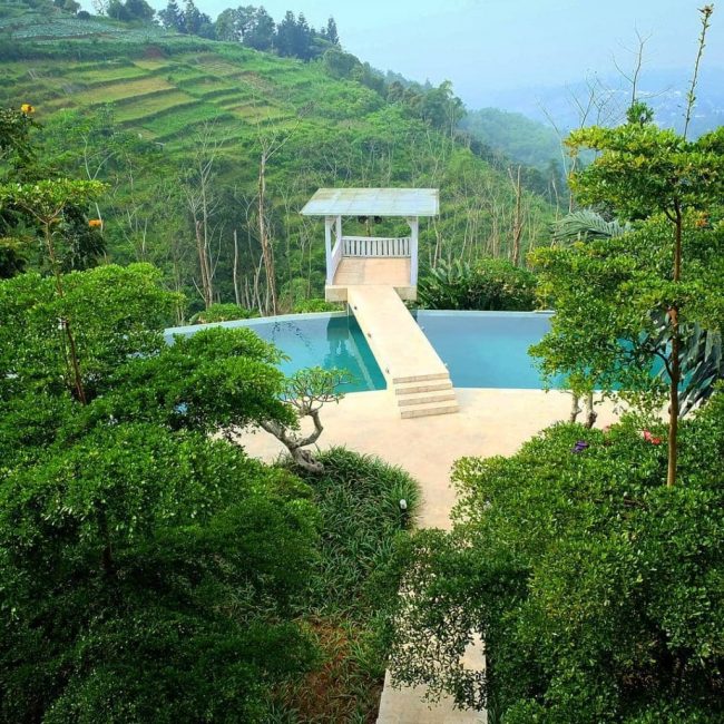 Dulang Resort &amp; Resto via IG @shellahrv, 1. Sapulidi Sawah Cafe, Resort &amp; Gallery: Tidur di Antara Pepohonan dan Danau, 2. Grafika Cikole: Honeymoon sambil berkemah di tengah hutan, 3. Vila Air Natural Resort: Di Antara Lembah dan Pegunungan yang Mempesona, 4. GH Universal Hotel: Sensasi honeymoon di Italia pada era renaissance, 5. Dulang Resort &amp; Resto: Merasakan kesegaran sambil memandangi lembah yang menawan, 6. Sawung Gawir Restaurant and Bungalow Ciwidey: Menginap dikelilingi kebun stroberi, 7. Adarapura Resort &amp; Spa: Kesejukan di balik kemewahan yang serba tradisional (Tutup), 8. Imah Seniman Resort: Menikmati suasana honeymoon yang sejuk lagi sempurna, 9. Kampung Sampireun Resort &amp; Spa: Menginap dengan sejuta pesona keindahan, 10. Kampung Sumber Alam: Ketenangan Menyeruak di Kolam Teratai, 11. Casa Lembang (Kisaran Harga 800 ribuan per malam), 12. Daheim 290 (Kisaran Harga 2 Jutaan per malam), 13. Gluck Home (Kisaran Harga 1,1 juta per malam), 14. Tala House (Kisaran Harga 1,04 juta per malam), 15. Barn Villa Lembang (Kisaran Harga 2,1 juta per malam), 16. French Villa in Dago Pakar Hills (Kisaran Harga 1,1 juta per malam), 17. Pavilion 19 (Kisaran Harga 234 ribuan per malam), 18. Yellow House Bandung (Kisaran Harga 897 ribuan per malam), 19. White Cliff House (Kisaran Harga 800 ribuan per malam)