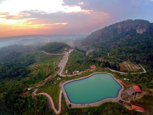 Embung Nglanggeran via IG @apriyanto_photo, Legenda Gunung Nglanggeran, Lokasi Gunung Nglanggeran, Rute Menuju Lokasi Gunung Nglanggeran, Harga Tiket Masuk Gunung Api Purba Nglanggeran, Fasilitas di Gunung Api Purba Nglanggeran, Karakteristik Gunung Nglanggeran, Kawasan Pendakian yang Populer , Pesona Keindahan Gunung Nglanggeran, Tips dan Saran
