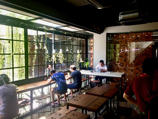 Fillmore Coffee via Pergidulu, 1. Bakoel Koffie Cikini, 2. Lucky Cat Coffee & Kitchen, 3. Anomali Coffee – Senopati, 4. Walking Drums, 5. Monolog Coffee Company Plaza Senayan, 6. Giyanti Coffee Roastery, 7. First Crack Coffee, 8. Saudagar Kopi Sabang, 9. 1/15 Coffee, 10. Journey Coffee, 11. Dua Coffee Shop, 12. Six Ounces Coffee, 13. Yan Kedai Kopi, 14. Tanatap Coffee Ampera, 15. Kopi Kalyan, 16. ST ALi Jakarta, 17. Djournal Coffee, 18. Gordi HQ, 19. Shoot Me In The Head Coffee Bar and Roastery, 20. Goffee Jakarta, 21. Upstairs Coffee Signature, 22. Crematology, 23. Chief Coffee Jakarta, 24. Fillmore Coffee, 25. Nitro Coffee, 26. Kopi Manyar, 27. Pigeonhole Coffee, 28. Titik Temu Coffee, 29. Trafique Coffee, 30. Say Something Coffee, 31. 7 Speed Coffee, 32. OMBÉ KOFIE, 33. CLIQ Coffee & Kitchen (Jakarta Selatan), 34. Guten Morgen Coffee Lab, 35. Koultoura Coffee, 36. LIMA Chocolate, 37. Jakarta Coffee House (JCH), 38. Woodpecker Coffee