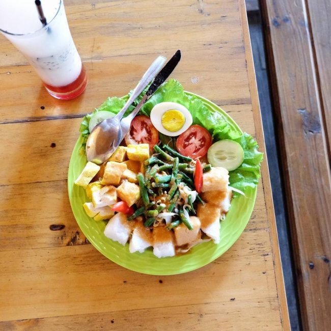 Gado Gado Cihapit via IG @inandout.bdg, Latar Belakang Sejarah Paskal Food Bandung, Lokasi Paskal Food Market Bandung, Waktu Operasional Paskal Food Market Bandung, Harga yang Murah Meriah, Menu Paling Recomended Di Paskal Food Market Bandung, Daya Tarik Paskal Food Market Bandung