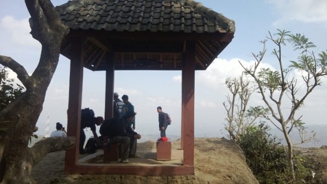Gerdu Pandang di Gunung Api Purba Nglanggeran, Legenda Gunung Nglanggeran, Lokasi Gunung Nglanggeran, Rute Menuju Lokasi Gunung Nglanggeran, Harga Tiket Masuk Gunung Api Purba Nglanggeran, Fasilitas di Gunung Api Purba Nglanggeran, Karakteristik Gunung Nglanggeran, Kawasan Pendakian yang Populer , Pesona Keindahan Gunung Nglanggeran, Tips dan Saran