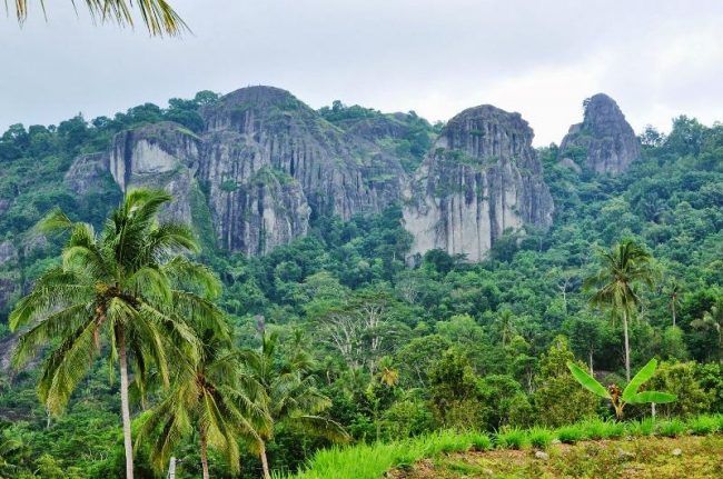 Gunung Api Purba Nglanggeran, Legenda Gunung Nglanggeran, Lokasi Gunung Nglanggeran, Rute Menuju Lokasi Gunung Nglanggeran, Harga Tiket Masuk Gunung Api Purba Nglanggeran, Fasilitas di Gunung Api Purba Nglanggeran, Karakteristik Gunung Nglanggeran, Kawasan Pendakian yang Populer , Pesona Keindahan Gunung Nglanggeran, Tips dan Saran