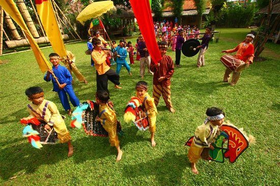 Helaran - Foto Saung Angklung Udjo, Mengenal Sejarah Saung Angkung Udjo, Alamat Saung Angklung Udjo , Rute Angkutan Umum ke Saung Angklung Udjo, Harga Tiket Masuk ke Saung Angklung Udjo , Aneka Macam Pertunjukan Seni di Saung Angklung Udjo, Belajar Seni ke Saung Angklung Udjo, Belanja Souvenir, Wisata Kuliner Dapoer Angklung, Inilah Manfaat Belajar Angklung