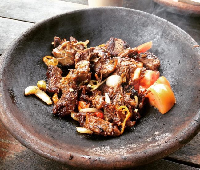 Iga Bakar si jangkung via IG @franixema, Latar Belakang Sejarah Paskal Food Bandung, Lokasi Paskal Food Market Bandung, Waktu Operasional Paskal Food Market Bandung, Harga yang Murah Meriah, Menu Paling Recomended Di Paskal Food Market Bandung, Daya Tarik Paskal Food Market Bandung
