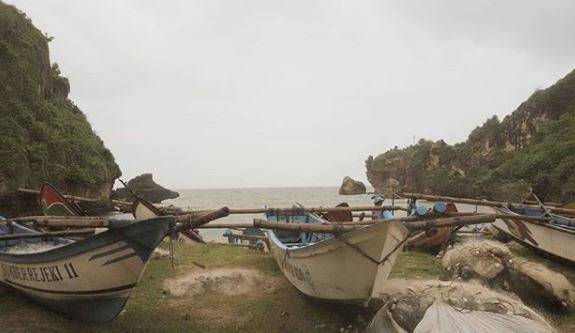 Kapal Nelayan via IG @hutamianika, Lokasi Pantai Ngobaran Gunung Kidul, Rute Menuju Lokasi Pantai Ngobaran, Harga Tiket Masuk Pantai Ngobaran, Fasilitas yang Ada di Pantai Ngobaran, Sejarah Singkat Pantai Ngobaran, Spot Unik Pantai Ngobaran, Wisata Pantai Terdekat