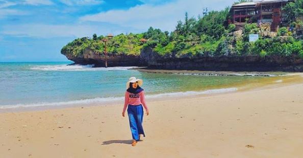 Keindahan Objek Wisata Pantai Gesing yang Menawan via IG @raraira_, Lokasi Pantai Gesing, Rute Menuju Lokasi Wisata Pantai Gesing, Harga Tiket Masuk Pantai Gesing, Fasilitas yang Tersedia di Pantai Gesing, Pesona Pantai Gesing, Aktivitas Seru di Pantai Gesing, Ada Banyak Penginapan yang Cozy, Tips Berlibur