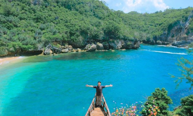 Keindahan Laut yang Membiru via IG @danieliqbale, Lokasi Pantai Gesing, Rute Menuju Lokasi Wisata Pantai Gesing, Harga Tiket Masuk Pantai Gesing, Fasilitas yang Tersedia di Pantai Gesing, Pesona Pantai Gesing, Aktivitas Seru di Pantai Gesing, Ada Banyak Penginapan yang Cozy, Tips Berlibur