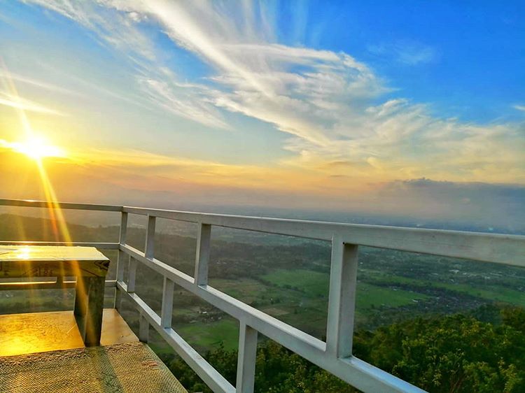 Keindahan Sunrise di Watu Amben via IG @panjiyudhairawan, Melihat Lokasi Wisata Alam Watu Amben Jogja, Menaklukkan Rute Menuju Lokasi, Harga Tiket Masuk Wisata Alam Watu Amben, Waktu Paling Tepat untuk Berkunjung, Fasilitas Tambahan di Lokasi Wisata, Pesona Wisata Alam Watu Amben Jogja, Wisata Kuliner, Wisata alam di Sekitar Watu Amben Jogja, Tips dan Saran, Galeri Foto