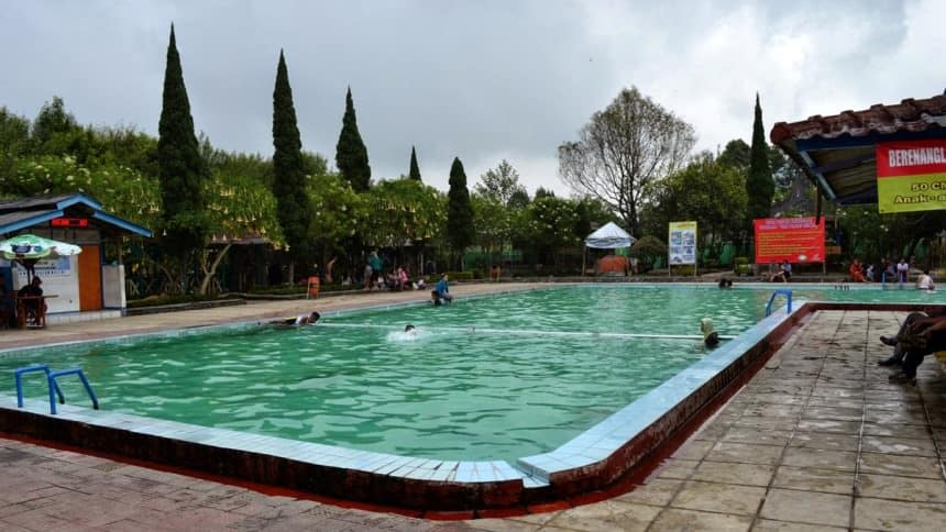 Kolam Renang Ciwalini Ciwidey, 1. Kolam Renang Karang Setra, 2. Panghegar Waterboom, 3. Tirtamulya Waterboom, 4. Taman Air Super Progresif, 5. Wahoo Waterworld, 6. Margacinta Park, 7. Pesona Nirwana Waterpark, 8. Pesona Nirwana Waterpark, 9. Kolam Renang Bukit Cipaku Indah, 10. Bandung Indah Waterpark, 11. Waterboom Cahaya Abadi, 12. Graha Tirta Siliwangi Waterpark, 13. AW Strawberry, 14. TEKTONA Waterpark, 15. Mendulang Lembang Resort & Resto, 16. Kolam Renang Eldorado, 17. Kolam Renang Ciwalini Ciwidey, 18. Sampoerna Sports Center, 19. Air Panas Nagrak Bandung