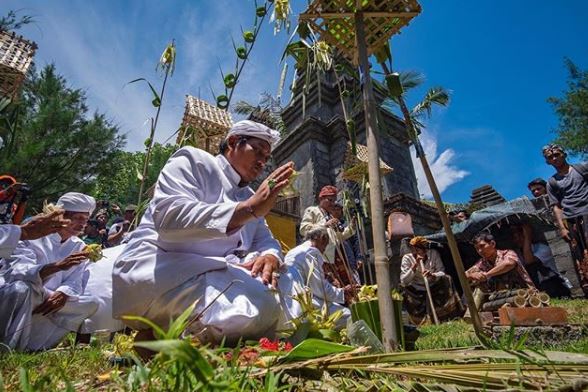 Menyaksikan Upacara Adat via IG @ndromorrow, Lokasi Pantai Ngobaran Gunung Kidul, Rute Menuju Lokasi Pantai Ngobaran, Harga Tiket Masuk Pantai Ngobaran, Fasilitas yang Ada di Pantai Ngobaran, Sejarah Singkat Pantai Ngobaran, Spot Unik Pantai Ngobaran, Wisata Pantai Terdekat
