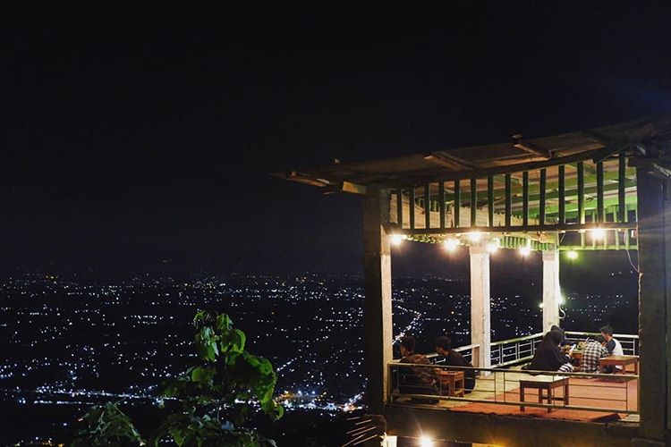 Menikmati Keindahan Jogja di Malam Hari via IG @hayliajournalism, Melihat Lokasi Wisata Alam Watu Amben Jogja, Menaklukkan Rute Menuju Lokasi, Harga Tiket Masuk Wisata Alam Watu Amben, Waktu Paling Tepat untuk Berkunjung, Fasilitas Tambahan di Lokasi Wisata, Pesona Wisata Alam Watu Amben Jogja, Wisata Kuliner, Wisata alam di Sekitar Watu Amben Jogja, Tips dan Saran, Galeri Foto