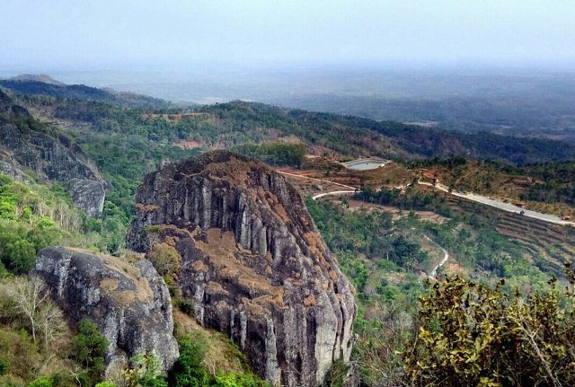 Menikmati Pemandangan Embung Nglanggeran via Piknikasik, Legenda Gunung Nglanggeran, Lokasi Gunung Nglanggeran, Rute Menuju Lokasi Gunung Nglanggeran, Harga Tiket Masuk Gunung Api Purba Nglanggeran, Fasilitas di Gunung Api Purba Nglanggeran, Karakteristik Gunung Nglanggeran, Kawasan Pendakian yang Populer , Pesona Keindahan Gunung Nglanggeran, Tips dan Saran