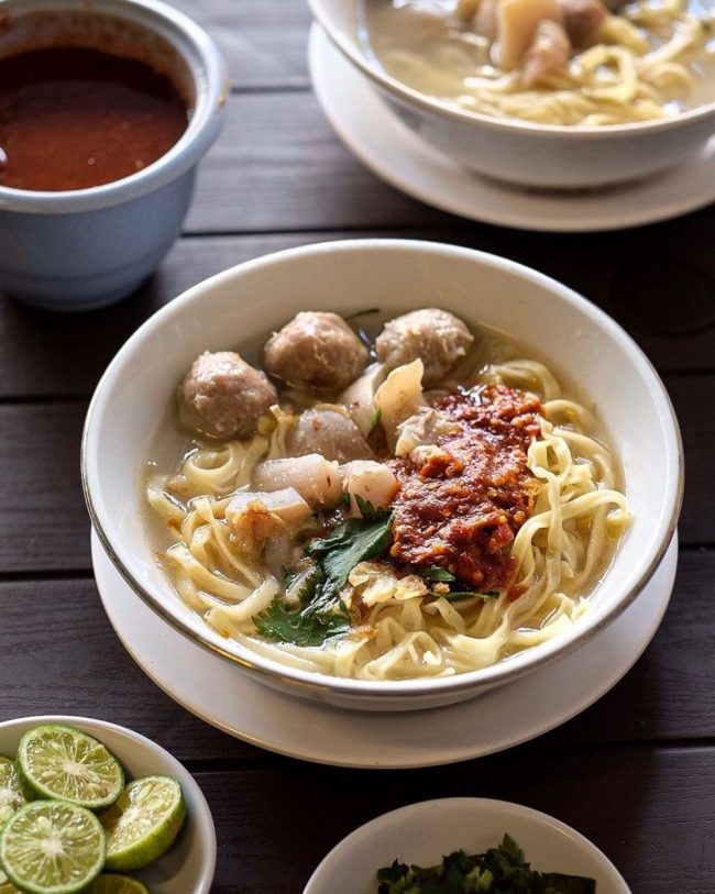 Mie Kocok Mang Dadeng via IG @globalfoodid, 1. Chingu Cafe, 2. Pino Pizza (Tutup Permanen), 3. Nasi Goreng Mafia, 4. Waroeng Setiabudhi, 5. Batagor Darto, 6. Kafe Burangrang, 7. Maeta Coffee, 8. Bakso Istigfar, 9. Bebek Goreng Haji Slamet, 10. Dapur Dahapati, 11. Sapu Lidi Resto and Cafe, 12. Cafe d’Pakar, 13. Kafe Lawangwangi, 14. Rumah Sosis, 15. Mie Kocok Mang Dadeng, 17. Braga Citywalk, 20. Warung Prasmanan Ceu Mar, 27. Suis Butcher, 29. Makan di Kapal Pinisi Danau Situ Patenggang, 35. Nasi Bancakan Mang Barna dan Bi Oom, 36. Rumah Makan Ampera, 37. Mie Ramen, 38. Paskal Food Market, 39. The Valley Bistro and Cafe, 40. Warung Salse, 41. Congo Cafe And Gallery, 42. Natural Resto dan Strawberry Land, 43. Kampung Daun, 44. Roemah Nenek Resto Cafe, 45. Atmosphere Resort Cafe , 46. Raja Rasa, 47. Cie Rasa Loom Buah Batu