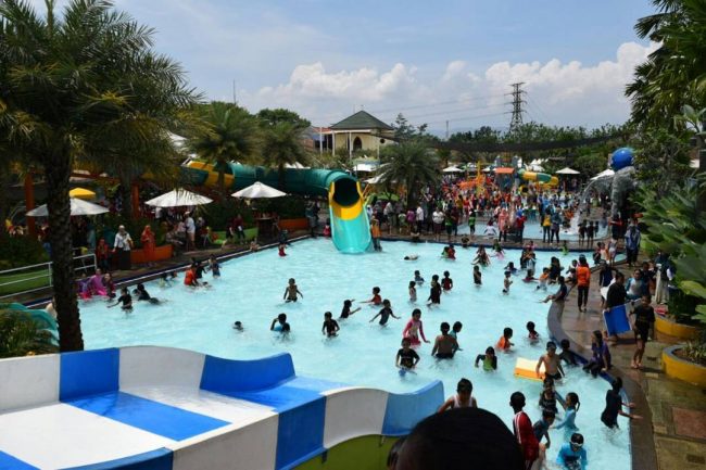 Panghegar Waterboom, 1. Kolam Renang Karang Setra, 2. Panghegar Waterboom, 3. Tirtamulya Waterboom, 4. Taman Air Super Progresif, 5. Wahoo Waterworld, 6. Margacinta Park, 7. Pesona Nirwana Waterpark, 8. Pesona Nirwana Waterpark, 9. Kolam Renang Bukit Cipaku Indah, 10. Bandung Indah Waterpark, 11. Waterboom Cahaya Abadi, 12. Graha Tirta Siliwangi Waterpark, 13. AW Strawberry, 14. TEKTONA Waterpark, 15. Mendulang Lembang Resort & Resto, 16. Kolam Renang Eldorado, 17. Kolam Renang Ciwalini Ciwidey, 18. Sampoerna Sports Center, 19. Air Panas Nagrak Bandung
