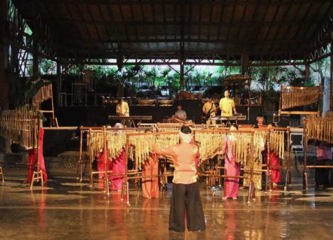 Pertunjukkan Orkestra Angklung Foto Oleh Midori, Mengenal Sejarah Saung Angkung Udjo, Alamat Saung Angklung Udjo , Rute Angkutan Umum ke Saung Angklung Udjo, Harga Tiket Masuk ke Saung Angklung Udjo , Aneka Macam Pertunjukan Seni di Saung Angklung Udjo, Belajar Seni ke Saung Angklung Udjo, Belanja Souvenir, Wisata Kuliner Dapoer Angklung, Inilah Manfaat Belajar Angklung