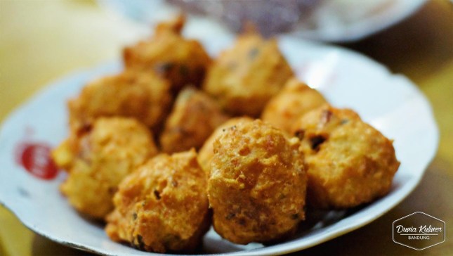 Perkedel Bondon via Dunia Kuliner Bandung, 1. Cimol, 2. Siomay, 3. Batagor, 4. Cilok, 5. Surabi Bandung, 6. Mie Kocok Bandung, 7. Peuyeum Bandung, 8. Kue Balok, 9. Pisang Bolen, 10. Bolu Susu Lembang, 11. Tahu Susu Lembang, 12. Martabak Bandung, 13. Perkedel Bondon, 14. Colenak, 15. Kue Bandros, 16. Combro, 17. Misro, 18. Gehu Jeletot, 19. Tempe Gila, 20. Bolu Bakar, 21. Wajit Cililin, 22. Gepuk, 23. Rujak Cireng, 24. Keripik Maicih, 25. Basreng, 26. Picnic Roll