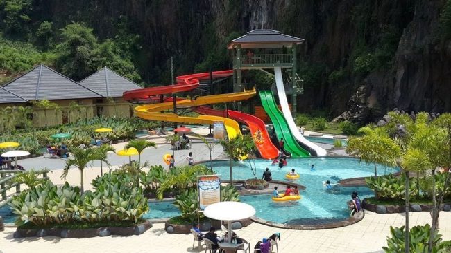 Pesona Waterpark Soreang, 1. Kolam Renang Karang Setra, 2. Panghegar Waterboom, 3. Tirtamulya Waterboom, 4. Taman Air Super Progresif, 5. Wahoo Waterworld, 6. Margacinta Park, 7. Pesona Nirwana Waterpark, 8. Pesona Nirwana Waterpark, 9. Kolam Renang Bukit Cipaku Indah, 10. Bandung Indah Waterpark, 11. Waterboom Cahaya Abadi, 12. Graha Tirta Siliwangi Waterpark, 13. AW Strawberry, 14. TEKTONA Waterpark, 15. Mendulang Lembang Resort & Resto, 16. Kolam Renang Eldorado, 17. Kolam Renang Ciwalini Ciwidey, 18. Sampoerna Sports Center, 19. Air Panas Nagrak Bandung