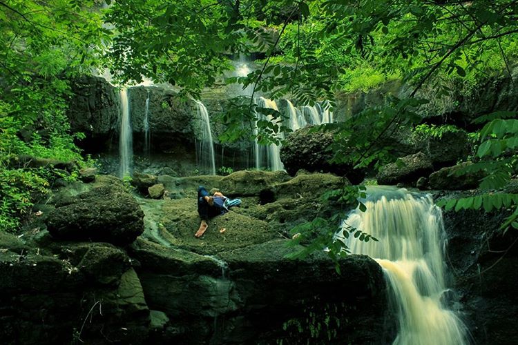 Santuy di Grojogan Tuwondo via IG @jogjagoldstory, Sejarah dan Asal Usul Grojogan Tuwondo, Lokasi Wisata Alam Air Terjun Tuwondo  Jogja, Rute Menuju Wisata Alam Air Terjun Tuwondo, Harga Tiket Masuk Wisata, Fasilitas Pendukung Wisata, Pesona Wisata Alam Grojogan Tuwondo , Ada Endapan Tanah yang Tidak Hanyut , Wisata Kuliner, Tips dan Saran Liburan