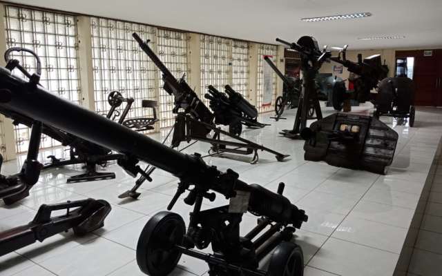 Senjata di Museum Satria Mandala. Foto: Gmap/Fendy, Melihat Koleksi Sejarah di Museum Satria Mandala, Menikmati Fasilitas di Museum Satria Mandala, Harga Tiket Masuk Museum Satria Mandala, Jam Operasional Museum, Manfaat berkunjung ke Museum Satria Mandala