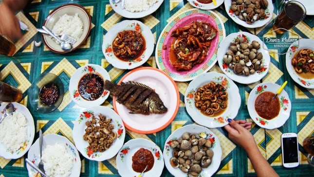 Seafood Mas Gondrong via Inet, 1. Sudirman Street Day and Night Market, 2. Bakso Cuanki dan Batagor Serayu, 3. Paskal Food Market, 4. Waroeng Setiabudhi, 5. Cisangkuy Food Street, 6. Mie Kocok Mang Dadeng, 7. Cibadak Food Street, 8. Bubur Ayam Gibbas, 9. Zona Merah, 10. Sate Hadori, 11. Nasi Kalong, 12. Seafood Kiloan Bang Bopak, 13. Seafood Mas Gondrong, 14. AA Bistik, 15. Sate Anggrek 4A, 16. Warung Nasi C’Mar, 17. Nasi Kuning Pasir Koja, 18. Roti Bakar 234 Gang Kote, 19. Perkedel Bondon, 20. Lotek Macan Bandung, 21. Cireng Cipaganti Abah