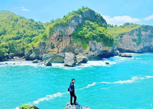 Spot Foto dari Tebing di Pantai Gesing via IG @anto_hariyanto, Lokasi Pantai Gesing, Rute Menuju Lokasi Wisata Pantai Gesing, Harga Tiket Masuk Pantai Gesing, Fasilitas yang Tersedia di Pantai Gesing, Pesona Pantai Gesing, Aktivitas Seru di Pantai Gesing, Ada Banyak Penginapan yang Cozy, Tips Berlibur