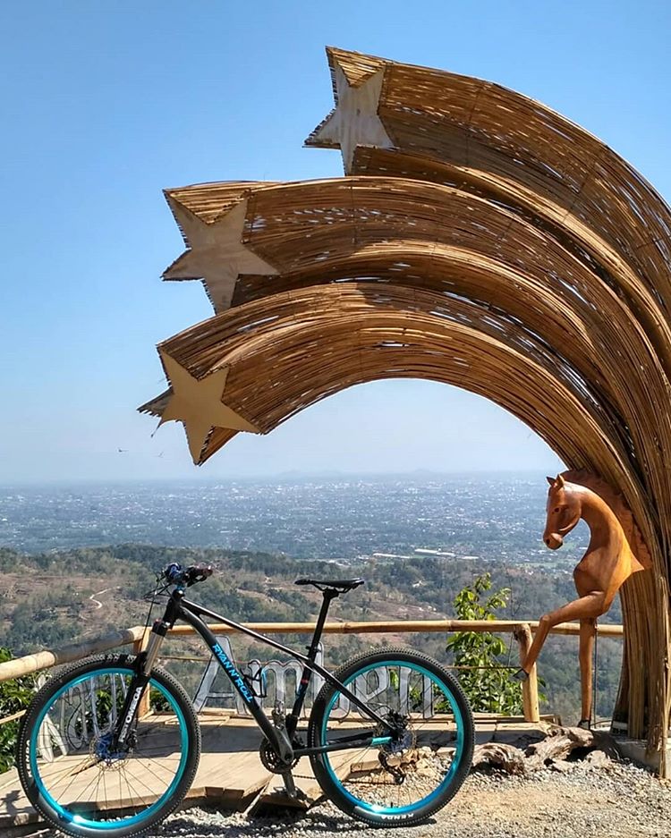 Spot Foto via IG @ryannroll7, Melihat Lokasi Wisata Alam Watu Amben Jogja, Menaklukkan Rute Menuju Lokasi, Harga Tiket Masuk Wisata Alam Watu Amben, Waktu Paling Tepat untuk Berkunjung, Fasilitas Tambahan di Lokasi Wisata, Pesona Wisata Alam Watu Amben Jogja, Wisata Kuliner, Wisata alam di Sekitar Watu Amben Jogja, Tips dan Saran, Galeri Foto
