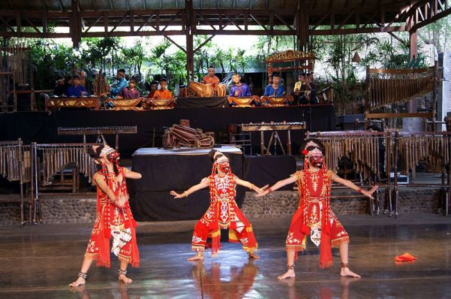 Tari Topeng via Wikipedia, Mengenal Sejarah Saung Angkung Udjo, Alamat Saung Angklung Udjo , Rute Angkutan Umum ke Saung Angklung Udjo, Harga Tiket Masuk ke Saung Angklung Udjo , Aneka Macam Pertunjukan Seni di Saung Angklung Udjo, Belajar Seni ke Saung Angklung Udjo, Belanja Souvenir, Wisata Kuliner Dapoer Angklung, Inilah Manfaat Belajar Angklung