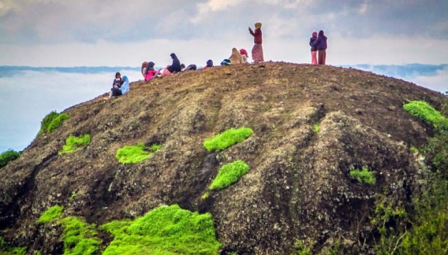 Wisata Gunung Api Gunung Nglanggeran via ceritaku.blogspot.com, Legenda Gunung Nglanggeran, Lokasi Gunung Nglanggeran, Rute Menuju Lokasi Gunung Nglanggeran, Harga Tiket Masuk Gunung Api Purba Nglanggeran, Fasilitas di Gunung Api Purba Nglanggeran, Karakteristik Gunung Nglanggeran, Kawasan Pendakian yang Populer , Pesona Keindahan Gunung Nglanggeran, Tips dan Saran