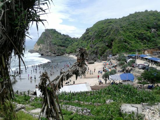 Wisatawan Memadati Pantai Ngobaran via Tripadvisor, 1. Pantai Pok Tunggal, 2. Pantai Siung, 3. Pantai Indrayanti (Pantai Pulang Sawal), 4. Pantai Baron, 5. Pantai Jogan, 6. Pantai Sundak, 7. Pantai Krakal, 8. Goa Gelatik, 9. Air Terjun Sri Gethuk, 10. Gua Seropan, 11. Gua Jomblang, 12. Cave Tubing Kalisuci, 13. Gunung Nglanggeran, 14. Pantai Sadranan, 15. Bukit Bintang, 16. Pantai Ngobaran, 17. Pantai Gesing, 18. Bukit Kosakora, 19. Pantai Wedi Ombo, 20. Pantai Slili, 21. Pantai Timang, 22. Pantai Jungwok, 23. Rafting di Kali Oyo Gunungkidul, 24. Pantai Seruni, 25. Pantai Drini, 26. Pantai Sepanjang, 27. Goa Bribin, 28. Goa Kalisuci Gunung Kidul, 29. Alun-alun Wonosari (Alun-alun Pemda), 30. Pantai Kukup, Desa Kemadang, Kecamatan Tanjungsari, 31. Embung Batara Sriten, 32. Pantai Sadeng, 33. Goa Cokro, 34. Goa Lowo, 35. Pantai Ngrenehan, 36. Gua Maria Tritis, 37. Desa Wisata Jelok, 38. Desa Wisata Nglanggeran, 39. Goa Jomblang – Grubug, 40. Goa Paesan, 41. Gunung Patuk atau Bukit Hargodumilah, 42. Gunung Gambar, 43. Telaga Jonge, 44. Dam Beton Indah dan Bendungan Simo, 45. Rest Area Bunder, 46. Goa Cerme, 47. Goa Langse, 48. Pantai Ngandong, 49. Gunung Kendil, 50. Goa Cokakan, 51. Gunung Api Purba Nglanggeran, 52. Bengawan Solo Purba (Telaga Suling), 53. Desa Wisata Umbulrejo, 54. Kawasan Karst Pegunungan Sewu, 55. Telaga Kemuning, 56. Hutan Wanagama, 57. Situs Gambirowati atau Pesanggrahan Gambirowati, 58. Goa Jlamprong, Goa Gesing, Goa Sinden, 59. Desa Wisata Bejiharjo, 60. Desa Wisata Bleberan, 61. Desa Wisata Mojo, 62. Desa Wisata Bobung, 63. Desa Wisata Wonosadi, 64. Desa Wisata Garotan, 65. Lembah Karst Mulo, 66. Hutan Bunder, 67. Hutan Wonosadi, 68. Situs Megalitik Sokoliman, 69. Situs Gunungbang, 70. Pertapaan Kembang Lampir, 71. Pantai Nguyahan, 72. Goa Rancang Kencono