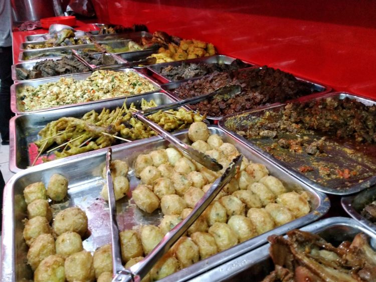 Zona merah via Pergi Kuliner, 1. Sudirman Street Day and Night Market, 2. Bakso Cuanki dan Batagor Serayu, 3. Paskal Food Market, 4. Waroeng Setiabudhi, 5. Cisangkuy Food Street, 6. Mie Kocok Mang Dadeng, 7. Cibadak Food Street, 8. Bubur Ayam Gibbas, 9. Zona Merah, 10. Sate Hadori, 11. Nasi Kalong, 12. Seafood Kiloan Bang Bopak, 13. Seafood Mas Gondrong, 14. AA Bistik, 15. Sate Anggrek 4A, 16. Warung Nasi C’Mar, 17. Nasi Kuning Pasir Koja, 18. Roti Bakar 234 Gang Kote, 19. Perkedel Bondon, 20. Lotek Macan Bandung, 21. Cireng Cipaganti Abah