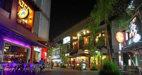 Malam Hari di Ciwalk, Mengenal Asal-Usul Cihempelas Walk, Daya Tarik Cihampeas Walk Bandung, Fasilitas Menarik di Mall Cihampelas Walk Bandung, Tips Mengunjungi Mall Cihampelas Walk Bandung