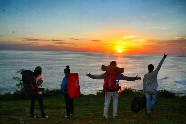 Menyaksikan Sunset di Puncak Bukit Kosakora, 1. Kebun Buah Mangunan, 2. Puncak Kosakora, 3. Desa Wisata Kalibiru, 4. Taman Tebing Breksi, 5. Kebun Buah Langka Sedayu (Tutup), 6. Desa Wisata Nglinggo, 7. Goa Pindul, 8. Hutan Pinus Mangunan, 9. Pantai Pok Tunggal, 10. Taman Pelangi