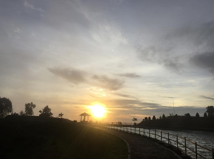 Berburu Sunset via IG @Ekodwis, Lokasi Wisata Alam Embung Batara Sriten, Rute Menuju Lokasi Wisata Embung Batara Sriten, Harga Tiket Masuk Embung Batara Sriten, Fasilitas Pendukung, Aktivitas Seru yang Bisa Dilakukan, Pesona Wisata Alam Embung Batara Sriten, Tips Berlibur