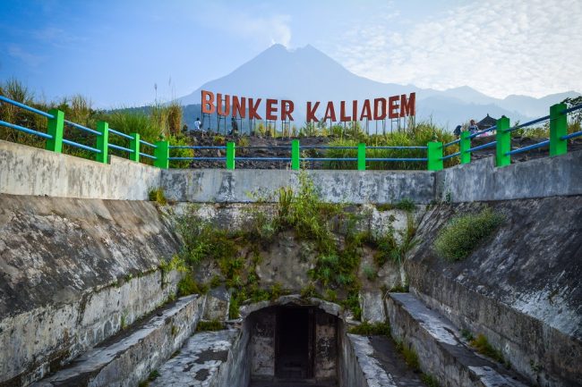 Bunker Kaliadem via shutterstock, Lokasi Desa Wisata Kaliurang, Fasilitas yang Ada di Kawasan Desa Wisata Kaliurang, Harga Tiket Masuk Taman Wisata Kaliurang, Daya Tarik Desa Wisata Kaliurang, Kuliner Khas Kaliurang yang Wajib Dicoba, Tips dan Saran Berlibur