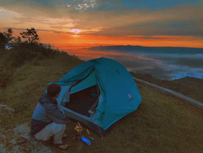 Camping di Embung Batara Sriten via IG @sibolanggg_, Lokasi Wisata Alam Embung Batara Sriten, Rute Menuju Lokasi Wisata Embung Batara Sriten, Harga Tiket Masuk Embung Batara Sriten, Fasilitas Pendukung, Aktivitas Seru yang Bisa Dilakukan, Pesona Wisata Alam Embung Batara Sriten, Tips Berlibur