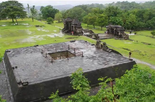 Candi pembakaran, Sejarah Candi Ratu Boko, Lokasi Candi Ratu Boko, Rute Menuju Lokasi Candi Ratu Boko, Harga Tiket Masuk Candi Ratu Boko, Bagian Istana Ratu Boko, Pesona Candi Ratu Boko, Tips Berlibur