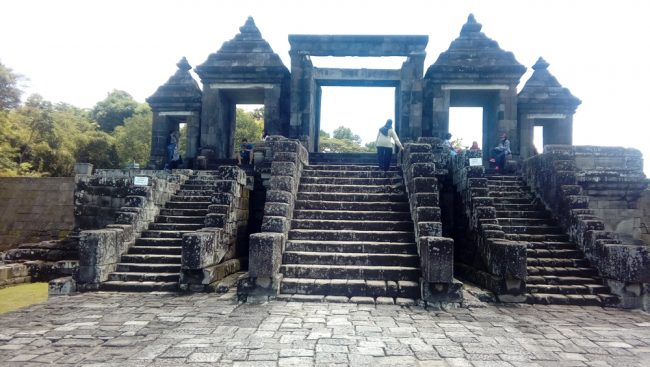 Gerbang Utama Pertama, Sejarah Candi Ratu Boko, Lokasi Candi Ratu Boko, Rute Menuju Lokasi Candi Ratu Boko, Harga Tiket Masuk Candi Ratu Boko, Bagian Istana Ratu Boko, Pesona Candi Ratu Boko, Tips Berlibur