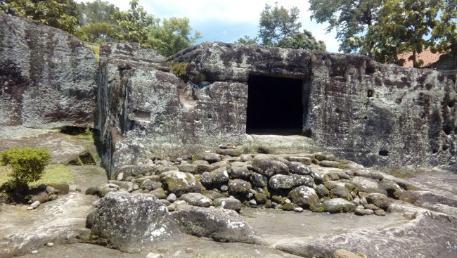 Gua, Sejarah Candi Ratu Boko, Lokasi Candi Ratu Boko, Rute Menuju Lokasi Candi Ratu Boko, Harga Tiket Masuk Candi Ratu Boko, Bagian Istana Ratu Boko, Pesona Candi Ratu Boko, Tips Berlibur
