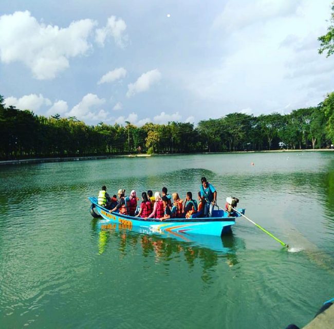 Keliling Telaga dengan Perahu, Sejarah Telaga Jonge, Lokasi Destinasi Wisata Telaga Jonge, Rute Menuju Lokasi Wisata Alam Telaga Jonge, Peta Lokasi Telaga Jonge, Fasilitas di Telaga Jonge, Jam Operasional , Harga Tiket Masuk Telaga Jonge, Aktivitas Seru di Telaga Jonge, Daya Tarik Telaga Jonge, Pasar Digital Telaga Jonge, Penginapan Terdekat Telaga, Tips dan saran
