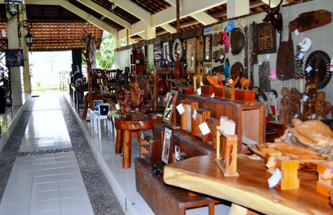 Kerajinan di Pasar Seni Gabusan Bantul. (FOTO. dok.bantulcraft), Lokasi Pasar Seni Gabusan Pusat Bantul, Jam Operasional Pasar, Tiket Masuk, Gratis!, Fasilitas di Pasar Seni Gabusan Pusat Bantul, Hasil Seni yang Tersedia, Ada Tempat Kulineran Enak, Lho!, Ada Banyak Hasil Kerajinan