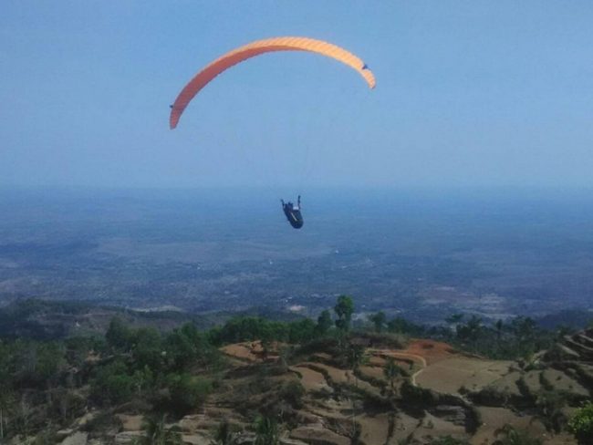 Mencoba Sensasi Paralayang via IG @jarwanto12345678910, Lokasi Wisata Alam Embung Batara Sriten, Rute Menuju Lokasi Wisata Embung Batara Sriten, Harga Tiket Masuk Embung Batara Sriten, Fasilitas Pendukung, Aktivitas Seru yang Bisa Dilakukan, Pesona Wisata Alam Embung Batara Sriten, Tips Berlibur