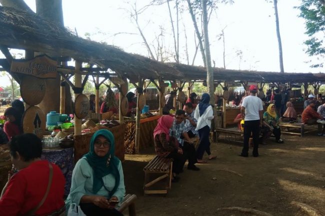 Pasar Digital Telaga Jonge via Kompas, Sejarah Telaga Jonge, Lokasi Destinasi Wisata Telaga Jonge, Rute Menuju Lokasi Wisata Alam Telaga Jonge, Peta Lokasi Telaga Jonge, Fasilitas di Telaga Jonge, Jam Operasional , Harga Tiket Masuk Telaga Jonge, Aktivitas Seru di Telaga Jonge, Daya Tarik Telaga Jonge, Pasar Digital Telaga Jonge, Penginapan Terdekat Telaga, Tips dan saran