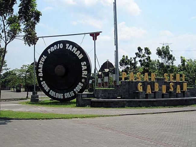 Pasar Seni Gabusan Pusat, Lokasi Pasar Seni Gabusan Pusat Bantul, Jam Operasional Pasar, Tiket Masuk, Gratis!, Fasilitas di Pasar Seni Gabusan Pusat Bantul, Hasil Seni yang Tersedia, Ada Tempat Kulineran Enak, Lho!, Ada Banyak Hasil Kerajinan