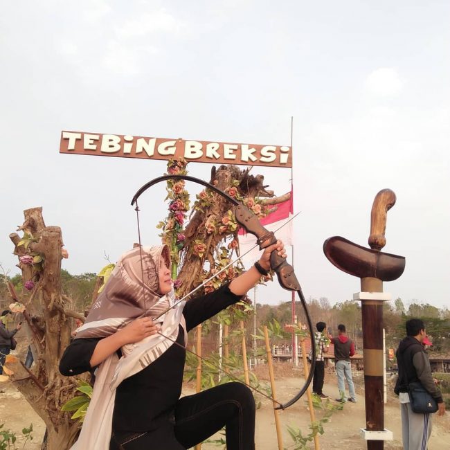 Spot Foto via IG @nafiza_olshop_solo, Lokasi Tebing Breksi, Rute Mlokasi Tebing Breksi, Harga Tiket Masuk Menuju Tebing Breksi, Jam Operasional, Fasilitas Tambahan di Lokasi Wisata , Keunikan Tebing Breksi, Berasal dari Bekas Tambang, Tips Berlibur